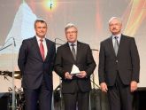 Valdybos pirmininko A.Bieliausko rankose – Sėkmingai dirbančios įmonės nominacija. LPK nuotr.