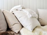 Sofos pagalvėlės iš natūralių medžiagų prideda jaukumo. IKEA nuotr.