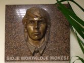 Ant mokymo centro sienos kabanti atminimo lenta, skirta 1991 m. sausio 13 d. žuvusiam, kadaise  staliaus specialybę šioje mokykloje studijavusiam Dariui Gerbutavičiui, rodo: statybininkų specialybę sąmoningai renkasi ir brandžios, žinančios, ko nori iš gyvenimo bei ateities, asmenybės. Su Gerbutavičių šeima J. Baranauskas ir jo vadovaujama įstaiga iki šiol bendrauja, nepamiršta vieni kitų.