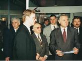 1998, Paroda „Statyba ir remontas“. Su Prezidentu V. Adamkumi, kairėje – A. Šeštakauskas su sūnumi Aidu